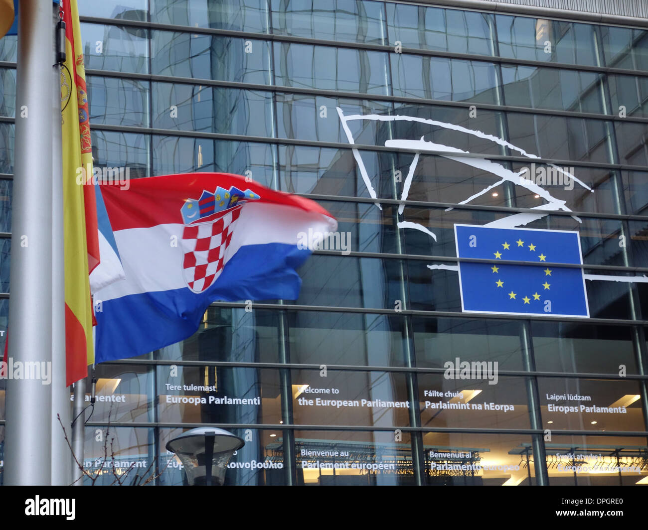 Drapeau croate en face des bâtiments du Parlement européen à Bruxelles, Belgique. Banque D'Images