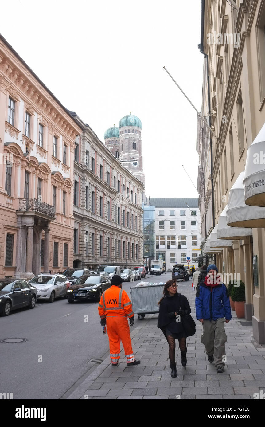 Vue de la Kardinal-Faulhaber-Street à Munich en décembre 2013. Banque D'Images