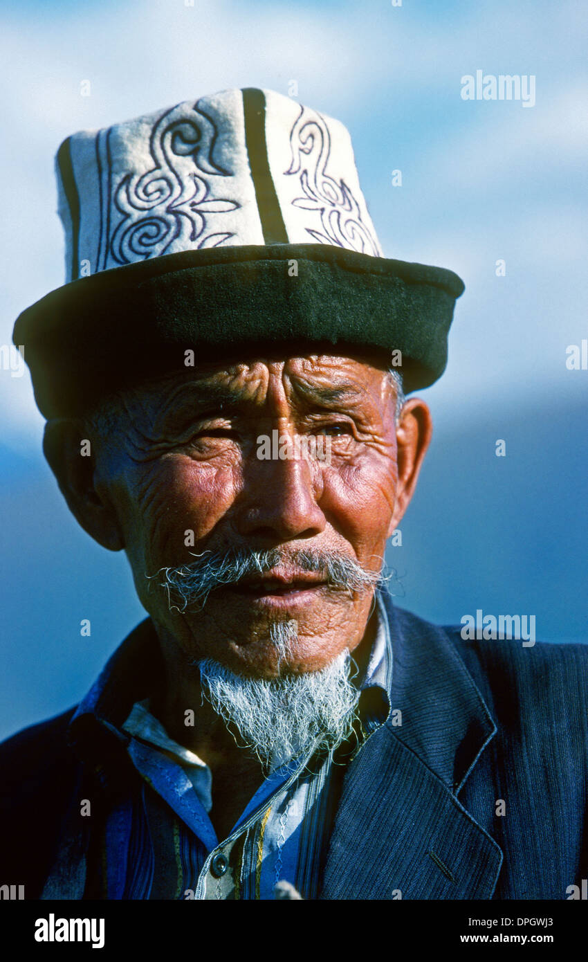 Chapeau traditionnel kirghize Banque de photographies et d'images à haute  résolution - Alamy