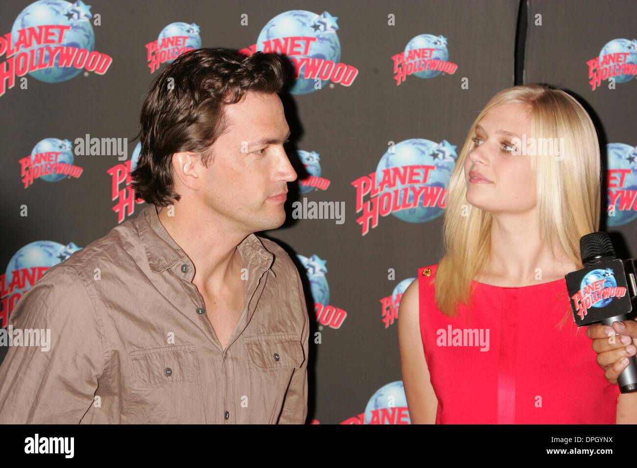 17 mai 2006 - New York, New York, États-Unis - UN MAILLOT EST REMIS À PLANET HOLLYWOOD PAR CARLY SCHROEDER ET ANDREW SHUE POUR PROMOUVOIR LEUR FILM, ''GRACIE''.TIMES SQUARE 05-18-2007. L'année 2007. CARLY SCHROEDER ET ANDREW SHUE .K53087RM(Image Crédit : © Rick Mackler/Photos/ZUMAPRESS.com) Globe Banque D'Images
