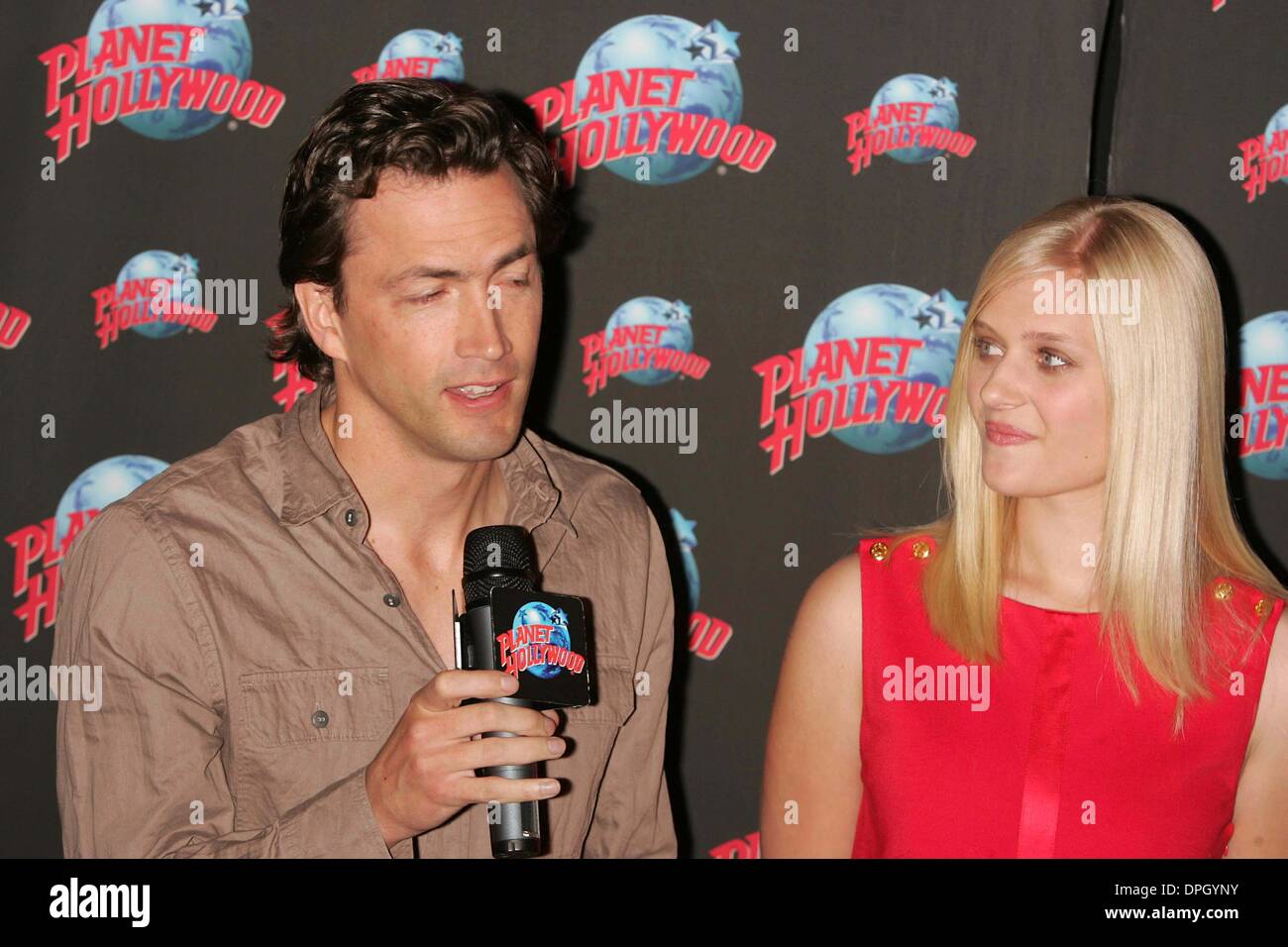 17 mai 2006 - New York, New York, États-Unis - UN MAILLOT EST REMIS À PLANET HOLLYWOOD PAR CARLY SCHROEDER ET ANDREW SHUE POUR PROMOUVOIR LEUR FILM, ''GRACIE''.TIMES SQUARE 05-18-2007. L'année 2007. CARLY SCHROEDER ET ANDREW SHUE .K53087RM(Image Crédit : © Rick Mackler/Photos/ZUMAPRESS.com) Globe Banque D'Images