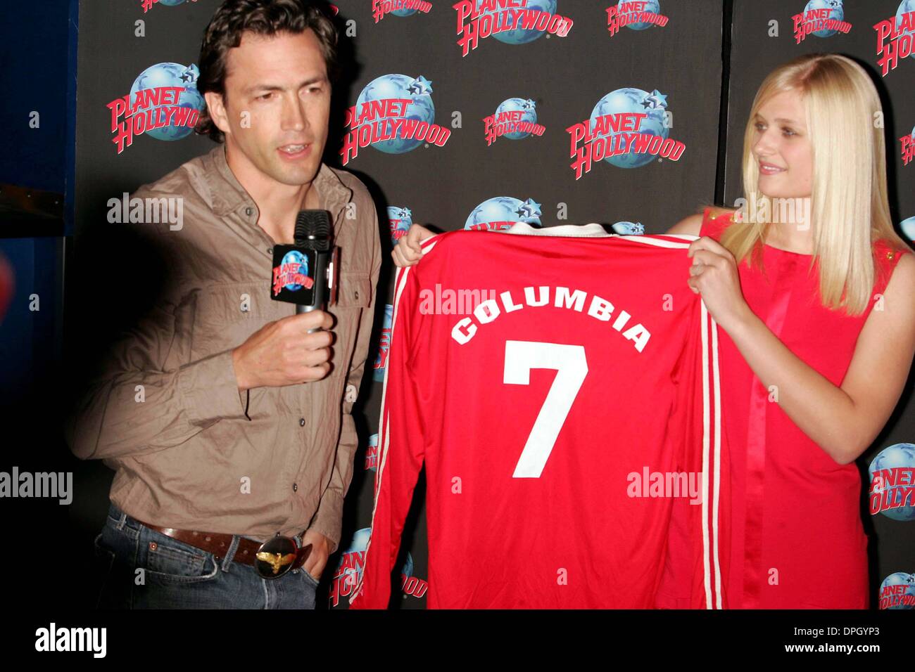 17 mai 2006 - New York, New York, États-Unis - UN MAILLOT EST REMIS À PLANET HOLLYWOOD PAR CARLY SCHROEDER ET ANDREW SHUE POUR PROMOUVOIR LEUR FILM, ''GRACIE''.TIMES SQUARE 05-18-2007. L'année 2007. CARLY SCHROEDER ET ANDREW SHUE .K53087RM(Image Crédit : © Rick Mackler/Photos/ZUMAPRESS.com) Globe Banque D'Images