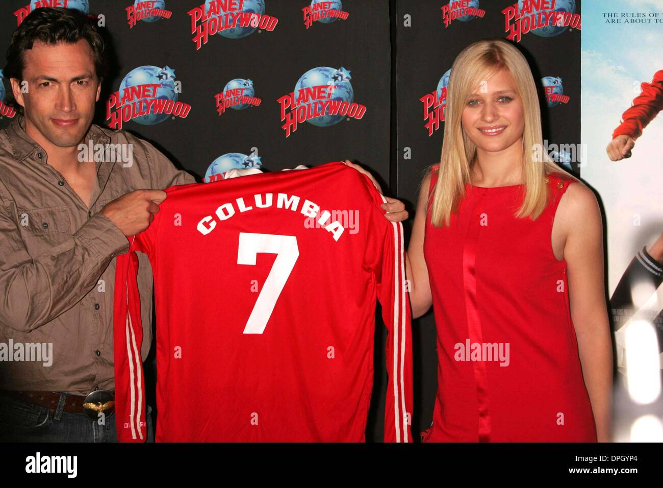 17 mai 2006 - New York, New York, États-Unis - UN MAILLOT EST REMIS À PLANET HOLLYWOOD PAR CARLY SCHROEDER ET ANDREW SHUE POUR PROMOUVOIR LEUR FILM, ''GRACIE''.TIMES SQUARE 05-18-2007. L'année 2007. CARLY SCHROEDER ET ANDREW SHUE .K53087RM(Image Crédit : © Rick Mackler/Photos/ZUMAPRESS.com) Globe Banque D'Images