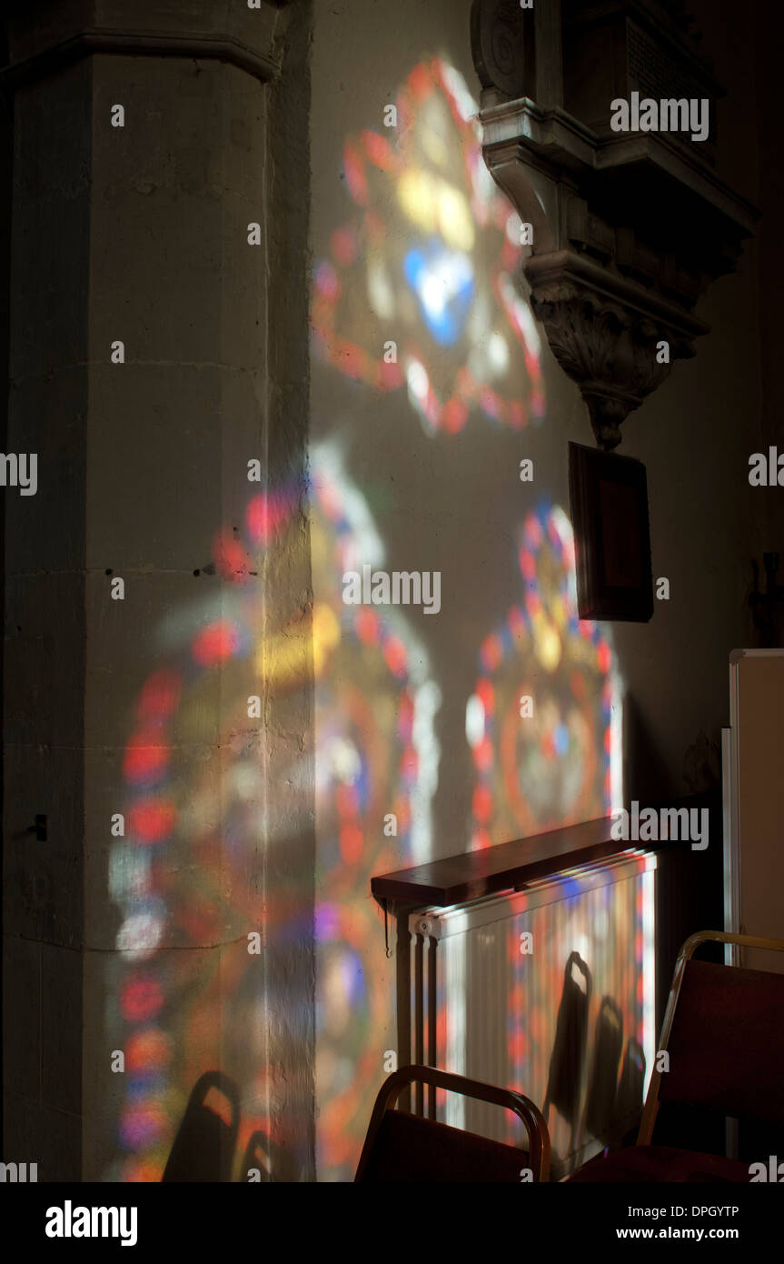 La lumière transmise à travers des vitraux, l'Église Saint-laurent Martyr, Abbots Langley, Hertfordshire, England, UK Banque D'Images