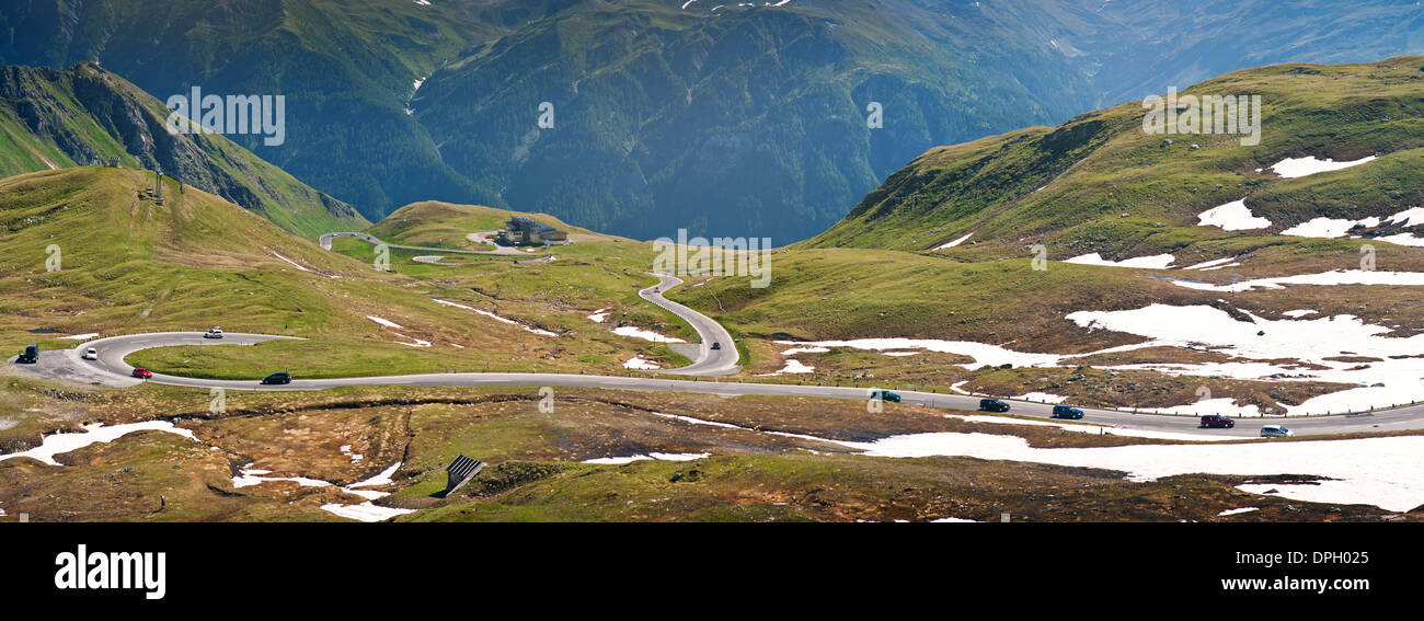 Le Grossglocner avec la haute route alpine de courbe - Autriche Banque D'Images