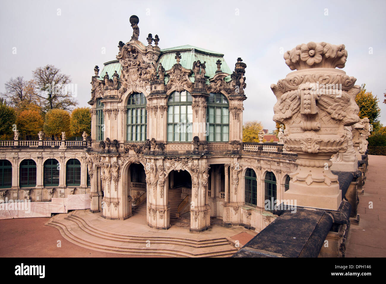 Le Pavillon du mur dans le Zwinger avec statue - Dresde - Allemagne Banque D'Images