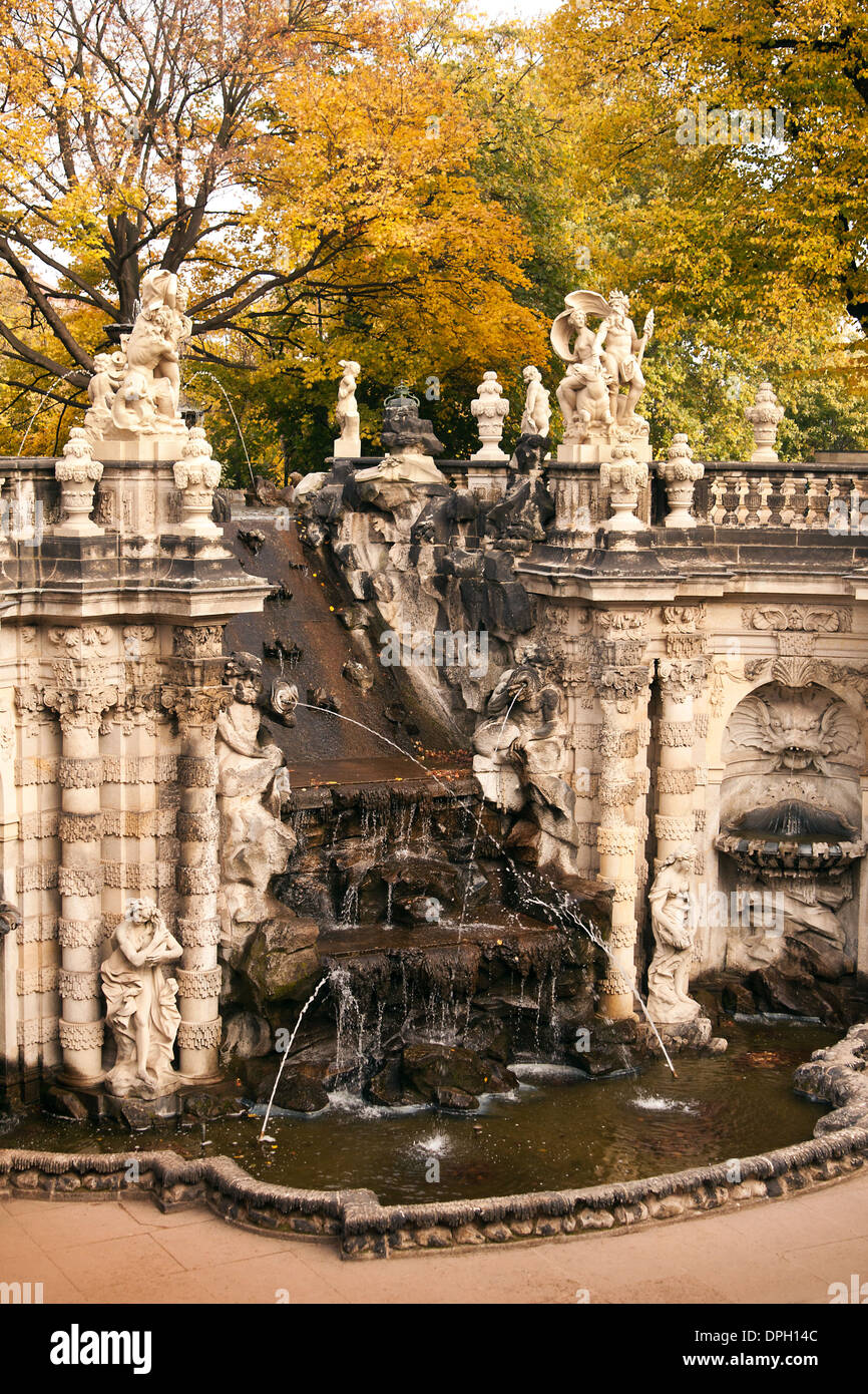 La fontaine des nymphes 'Baignoire' dans le Zwinger. Le Zwinger est un palais à Dresden, Allemagne de l'Est Banque D'Images