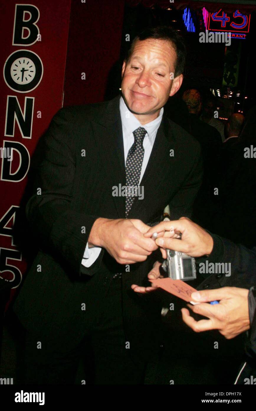 25 octobre 2006 - New York, New York, États-Unis - EXCLUSIVE.à l'extérieur ARRIVE À BOND 45 RESTAURANT POUR L'AFTERPARTY POUR LA SOIRÉE D'OUVERTURE DE ''A BRONX TALE'' SUR BRORDWAY.WEST 45TH STREET 10-25-2007. 2007..STEVE GUTTENBERG.K55328RM(Image Crédit : © Rick Mackler/Photos/ZUMAPRESS.com) Globe Banque D'Images