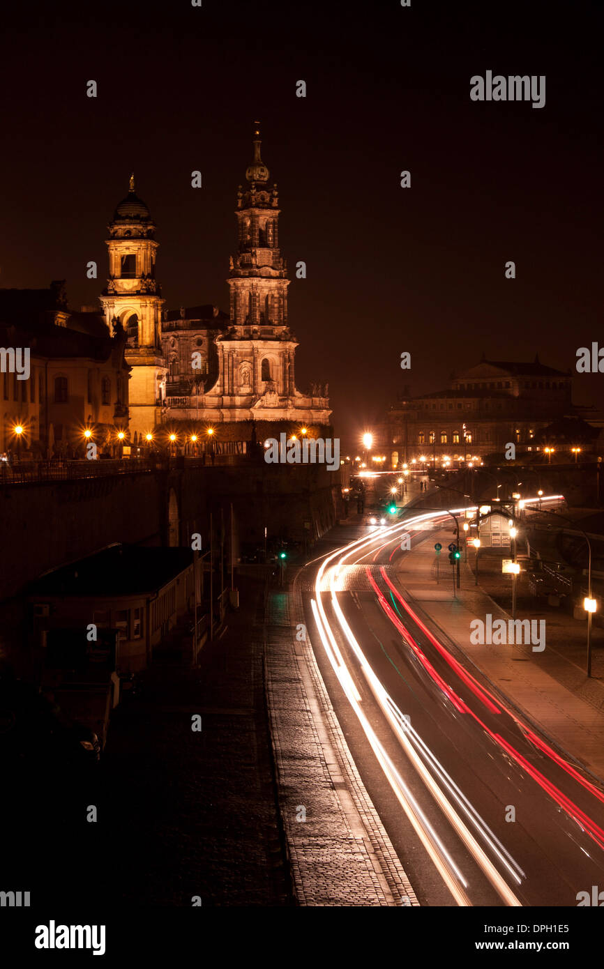 Le Dresden avec lumières colorées dans la nuit Banque D'Images