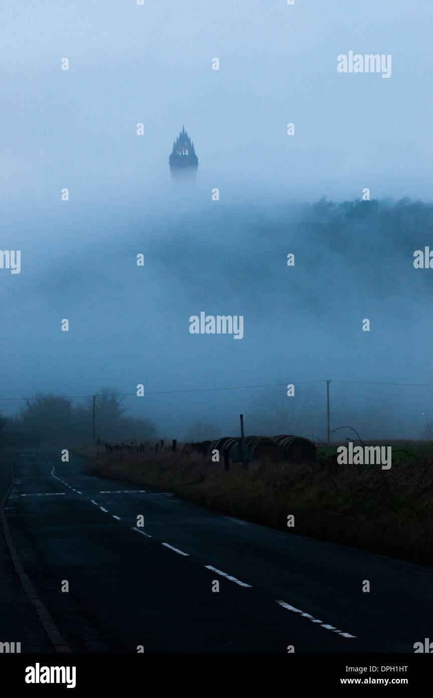 Wallace Monument à Stirling, Ecosse, Royaume-Uni sur une après-midi d'hiver brumeux. Banque D'Images