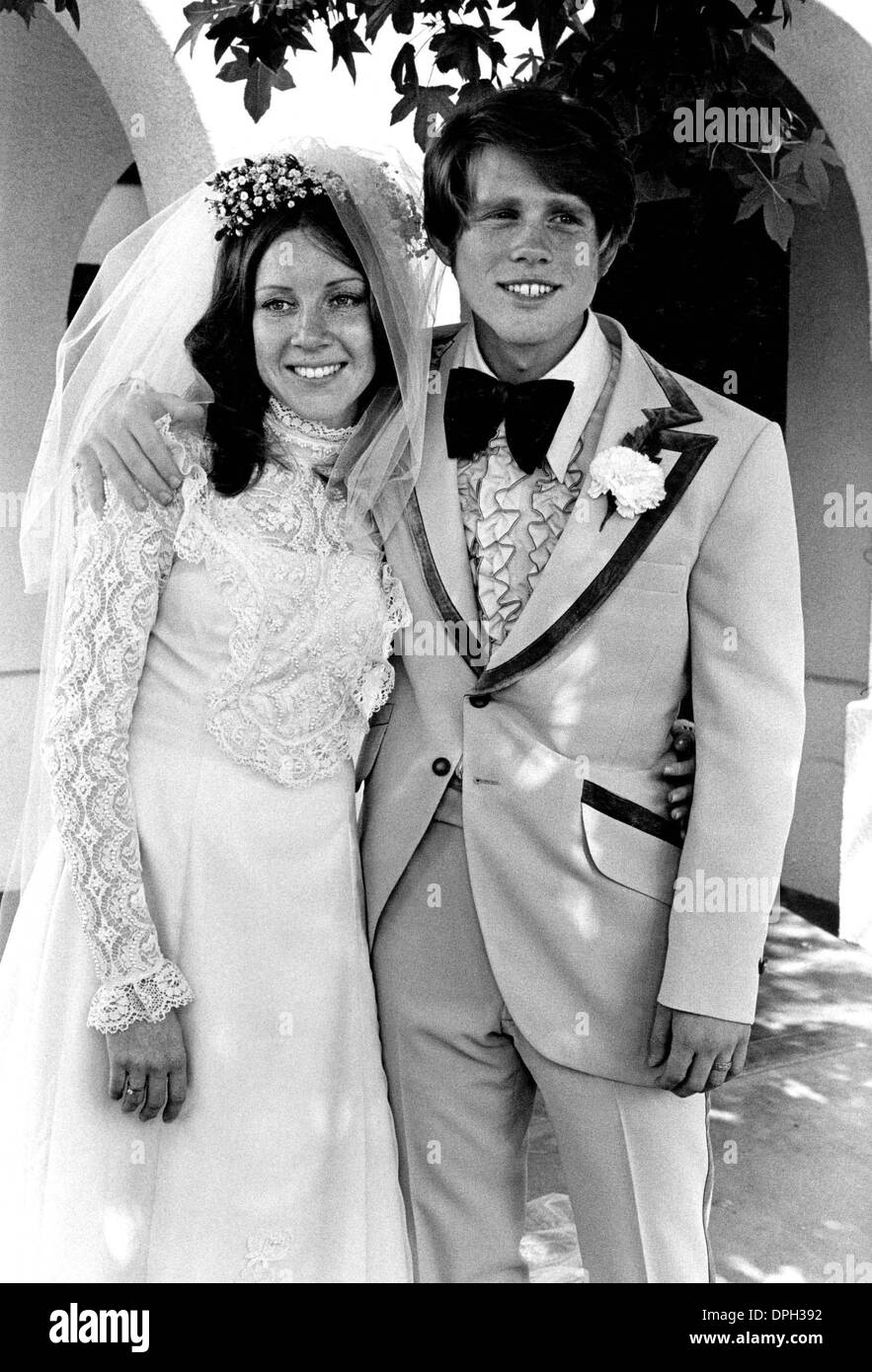 23 juin 2006 - Hollywood, Californie, États-Unis - Ron HOWARD AVEC SON ÉPOUSE CHEYL ALLEY MARIAGE À UNITED METHODIST CHURCH , BURBANK , CALIFORNIA 1975. n° 9920.(Image Crédit : © Phil Roach/Photos/ZUMAPRESS.com) Globe Banque D'Images