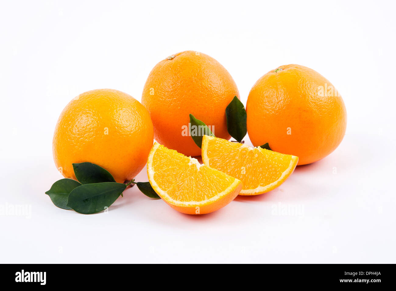 Les oranges fraîches avec des feuilles Banque D'Images