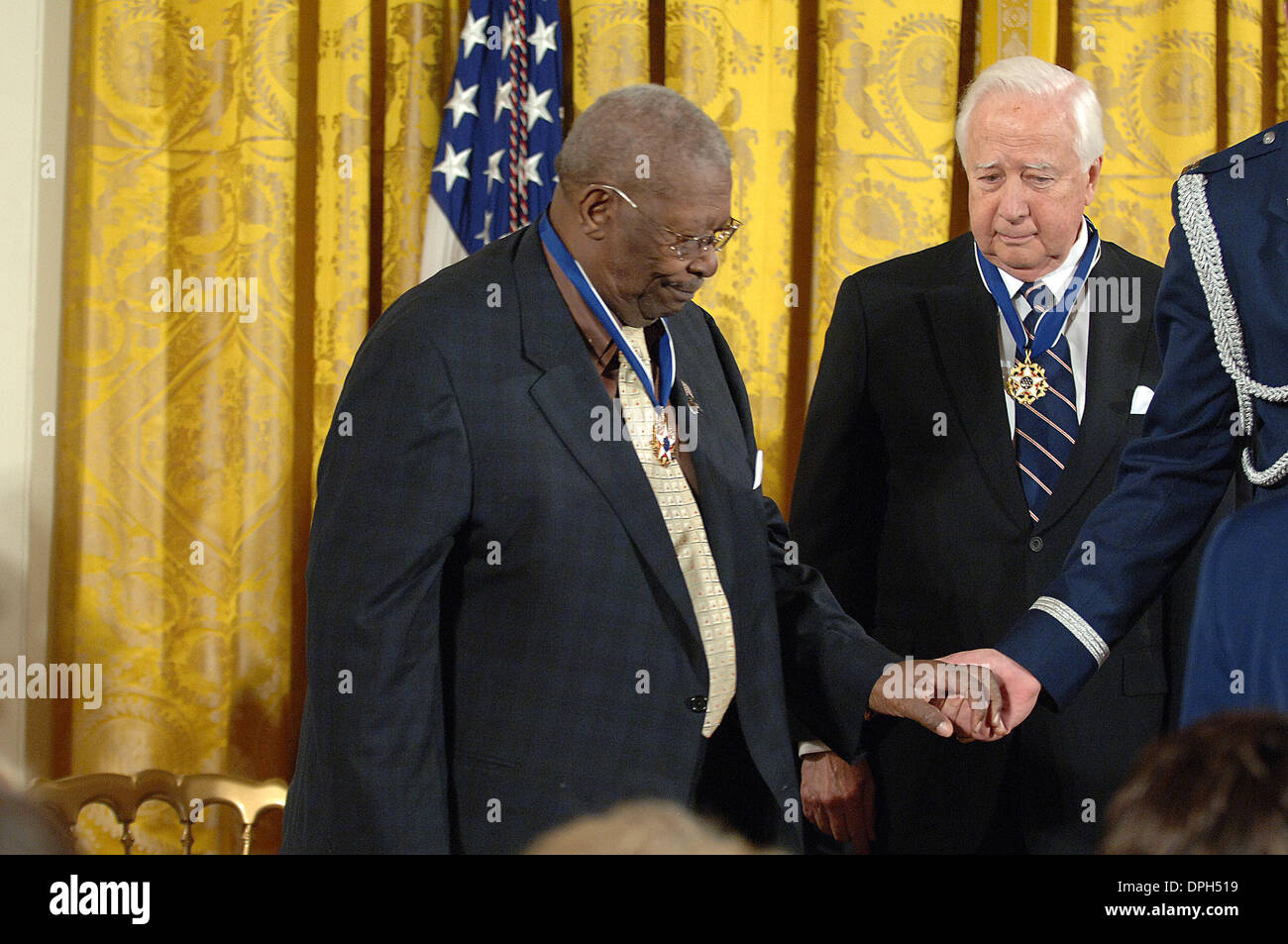 Le 15 décembre 2006 - Washington, District of Columbia, États-Unis - Auteur David McCullough watches BB King être escorté hors de la scène à la suite de la Médaille présidentielle de la liberté, de la cérémonie.J'11463.12-15-2006.(Image Crédit : © Christy Bowe/Photos/ZUMAPRESS.com) Globe Banque D'Images