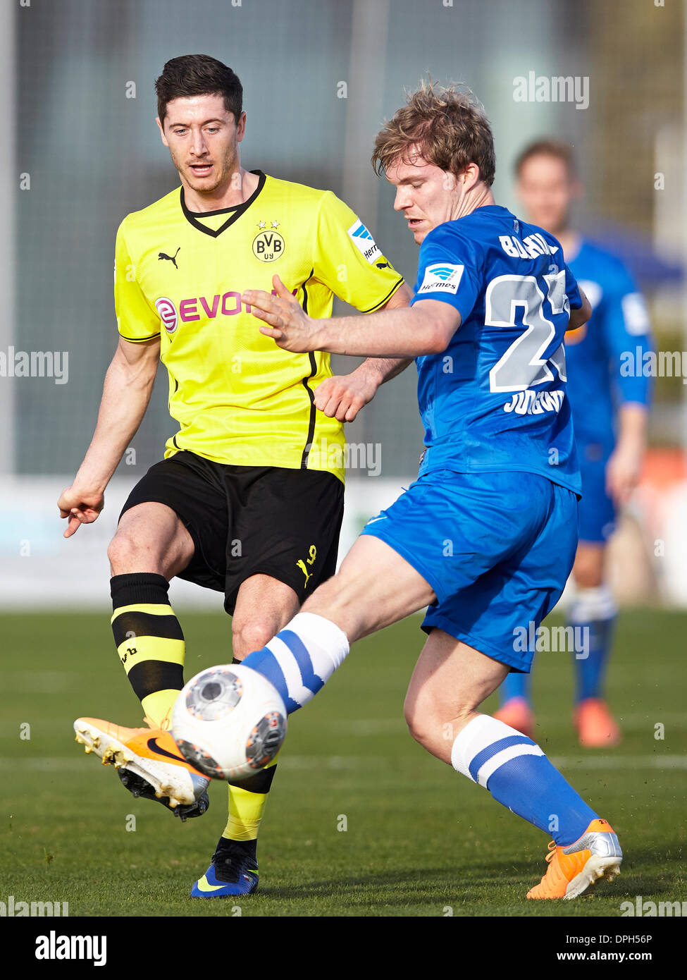 San Pedro del Pinatar, Espagne. 14Th Jan, 2014. L'avant Robert Lewandowski (L) pour les duels la balle avec Florian Jungwirth de milieu-VFL Bochum pendant le match amical entre le Borussia Dortmund et Bochum au crédit, Pinatar Arena Alicante : Action Plus Sport/Alamy Live News Banque D'Images