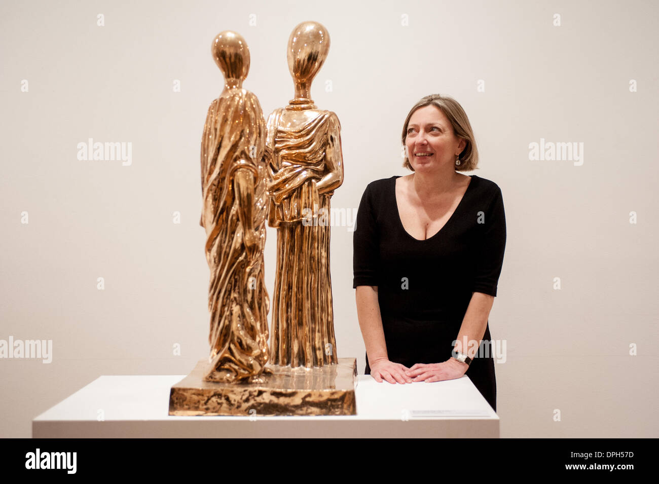 Londres, Royaume-Uni - 14 janvier 2014 : directeur de collection Estorick Roberta Cremoncini ressemble à une sculpture en bronze patiné et poli intitulée "La Muse inquiétante (Les Muses) à la Giorgio de Chirico : mythe et mystère exposition qui s'ouvre au London's Estorick Collection of Modern Art italien, l'exposition se tiendra du 15 janvier au 19 avril 2014. Credit : Piero Cruciatti/Alamy Live News Banque D'Images