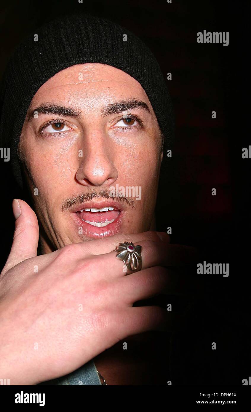 Mar. 30, 2006 - New York, New York, États-Unis - K47414ML.COCA COLA COKE DU ''CÔTÉ DE LA VIE'' PARTIE DE LANCEMENT CAPITALE , NEW YORK New York .03-30-2006. MITCHELLE LEVY-RANGEFINDRS- 2006.Dita Von Teese.ERIC BALFOUR(Image Crédit : © Mitchell Levy/Photos/ZUMAPRESS.com) Globe Banque D'Images