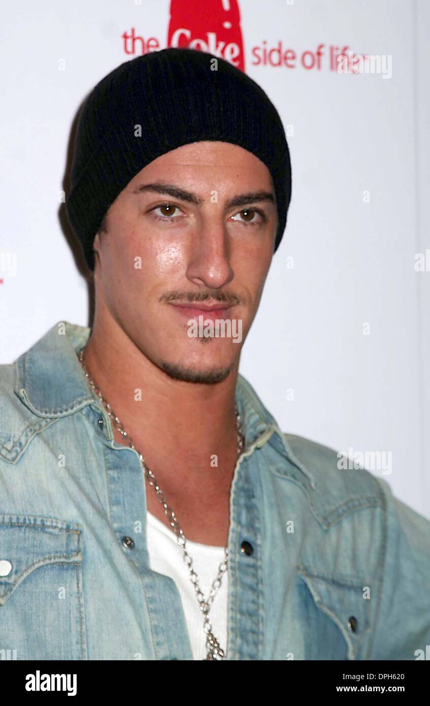 Mar. 30, 2006 - New York, New York, États-Unis - K47414ML.COCA COLA COKE DU ''CÔTÉ DE LA VIE'' PARTIE DE LANCEMENT CAPITALE , NEW YORK New York .03-30-2006. MITCHELLE LEVY-RANGEFINDRS- 2006.Dita Von Teese.ERIC BALFOUR(Image Crédit : © Mitchell Levy/Photos/ZUMAPRESS.com) Globe Banque D'Images