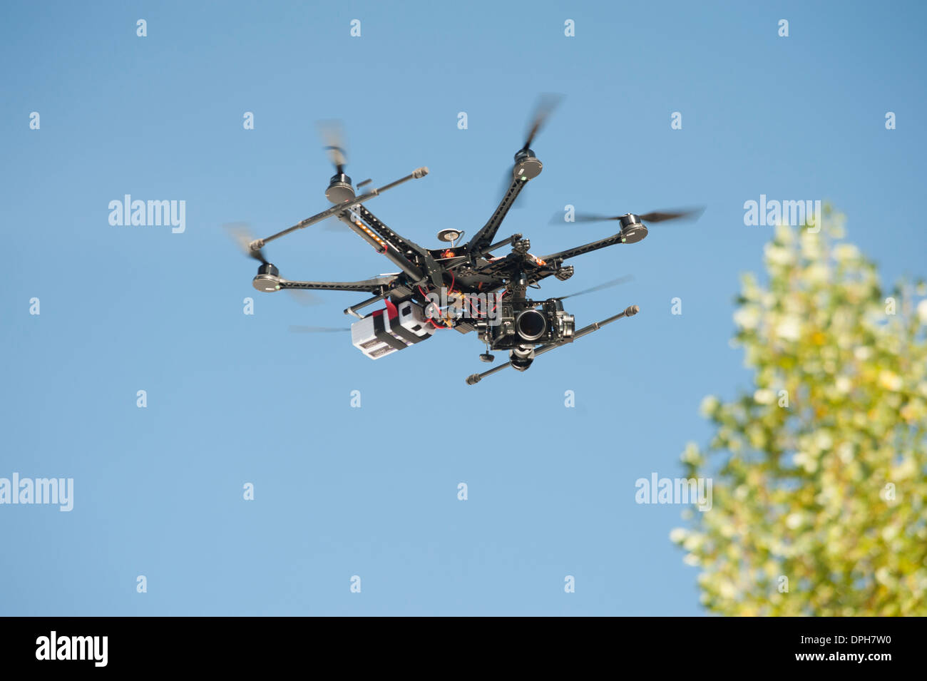 Un drone (UAV) / drone utilisé pour la surveillance aérienne vole dans l'air Banque D'Images