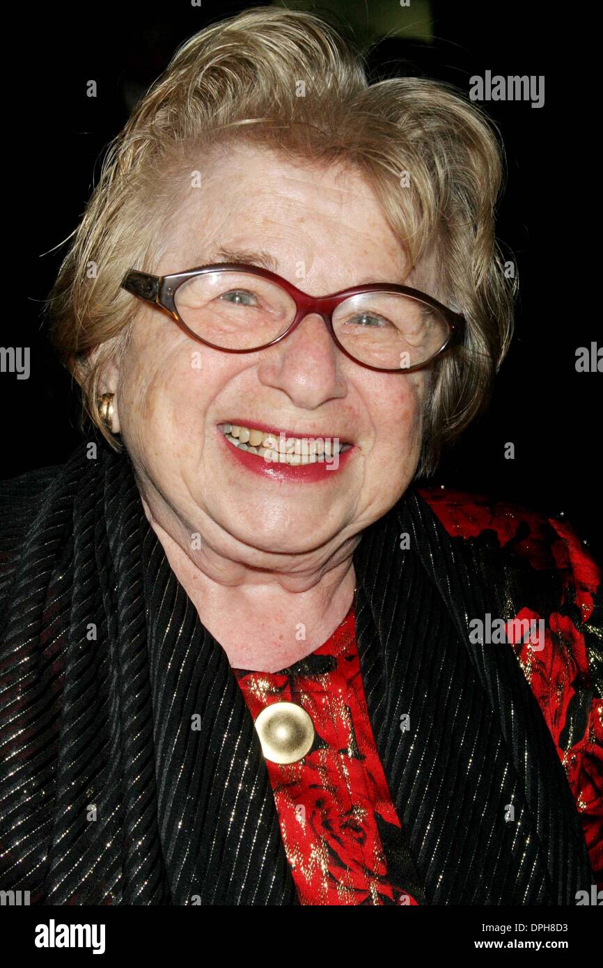 28 novembre 2006 - New York, New York, États-Unis - K50897ML.L'UNICEF SNOWFLAKE BALL À CIPRIANI . NEW YORK New York 11-28-2006. - DR RUTH(Image Crédit : © Mitchell Levy/Photos/ZUMAPRESS.com) Globe Banque D'Images