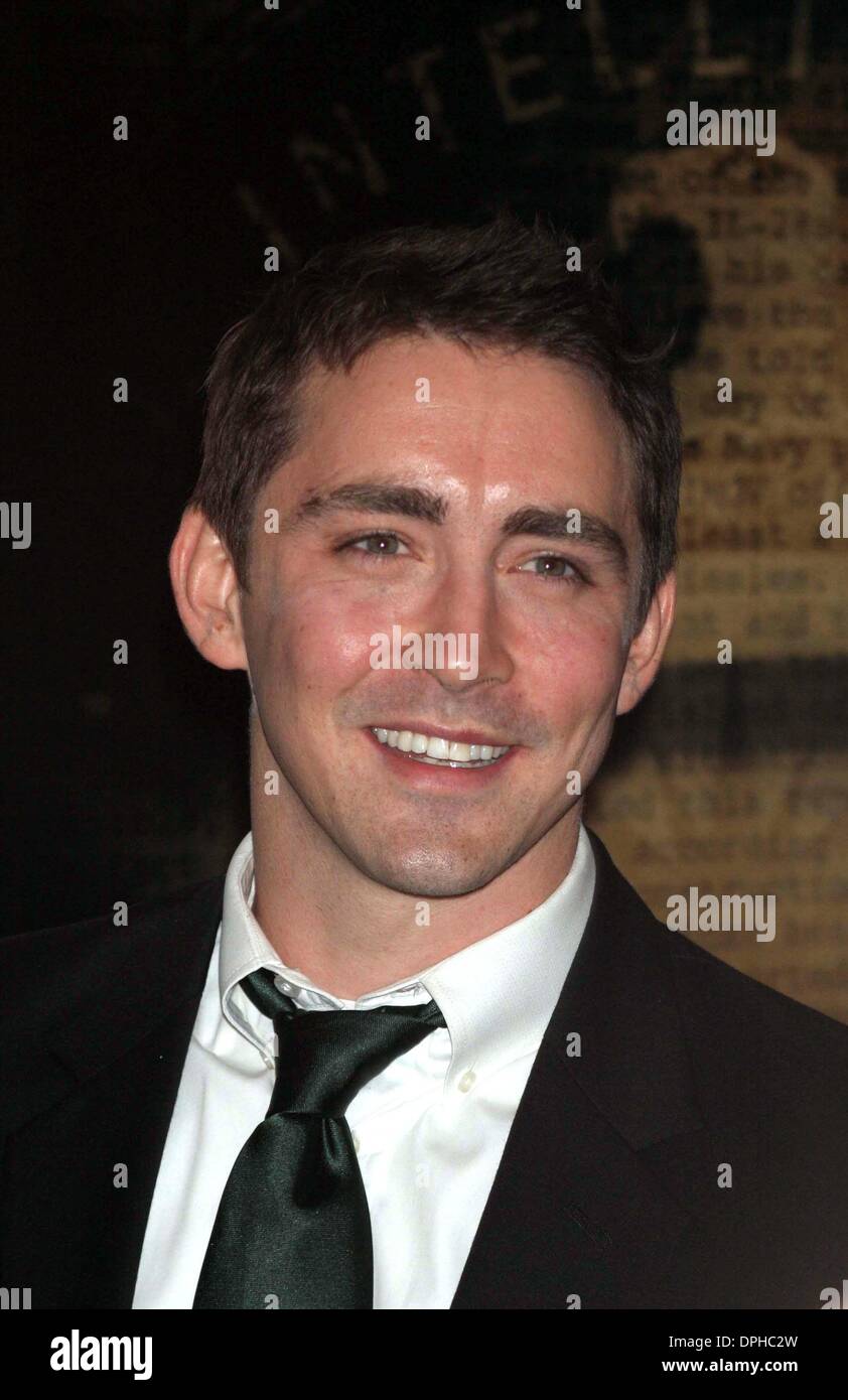 11 déc., 2006 - New York, New York, États-Unis - K51087ML.PREMIÈRE MONDIALE DE ''Le bon berger'' au Ziegfeld Theatre , NEW YORK New York 12-11-2006. - 2006.LEE PACE(Image Crédit : © Mitchell Levy/Photos/ZUMAPRESS.com) Globe Banque D'Images