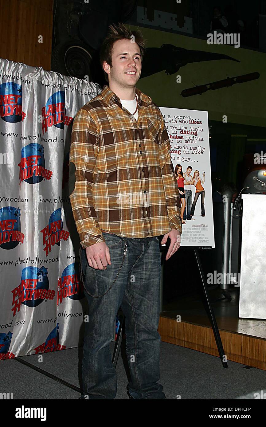24 février 2006 - New York, New York, États-Unis - K46972ML.Amanda Bynes ET ROBERT HOFFMAN CO-STARS DE ''IL EST L'HOMME'' CONTRIBUER LEUR PART IMPRIME À PLANET HOLLYWOOD'S Wall of Fame au Planet Hollywood , NEW YORK New York 02-24-2006 . - 2006.ROBERT HOFFMAN(Image Crédit : © Mitchell Levy/Photos/ZUMAPRESS.com) Globe Banque D'Images