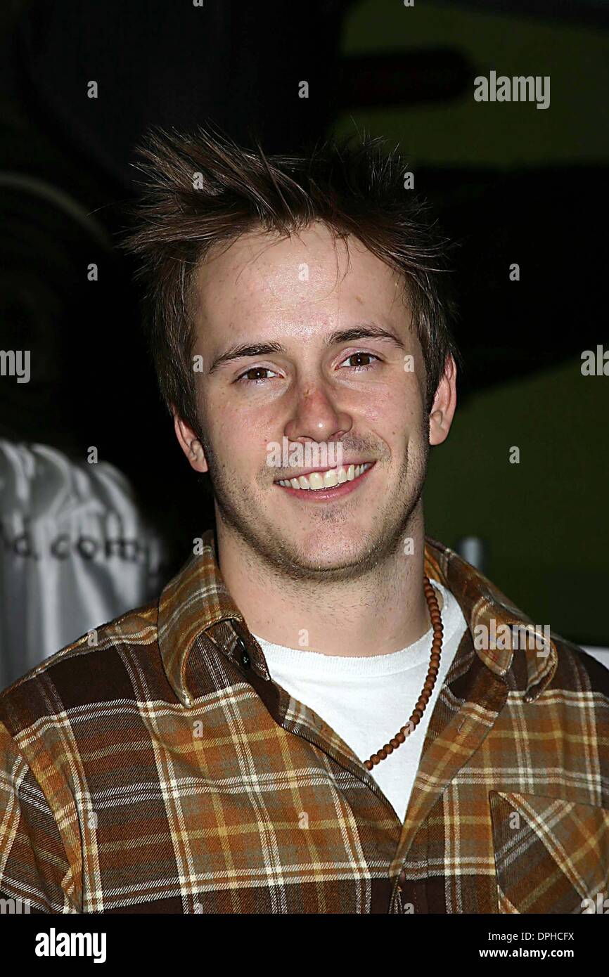 24 février 2006 - New York, New York, États-Unis - K46972ML.Amanda Bynes ET ROBERT HOFFMAN CO-STARS DE ''IL EST L'HOMME'' CONTRIBUER LEUR PART IMPRIME À PLANET HOLLYWOOD'S Wall of Fame au Planet Hollywood , NEW YORK New York 02-24-2006 . - 2006.ROBERT HOFFMAN(Image Crédit : © Mitchell Levy/Photos/ZUMAPRESS.com) Globe Banque D'Images