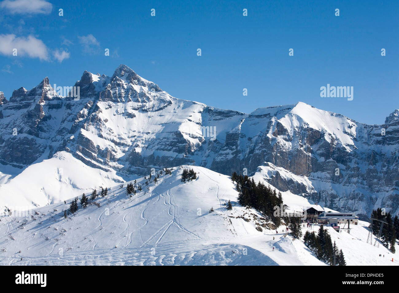 Les Dents du Midi au-dessus de la Val d'Illiez du village de Champoussin une partie des Portes du Soleil Valais Suisse Banque D'Images