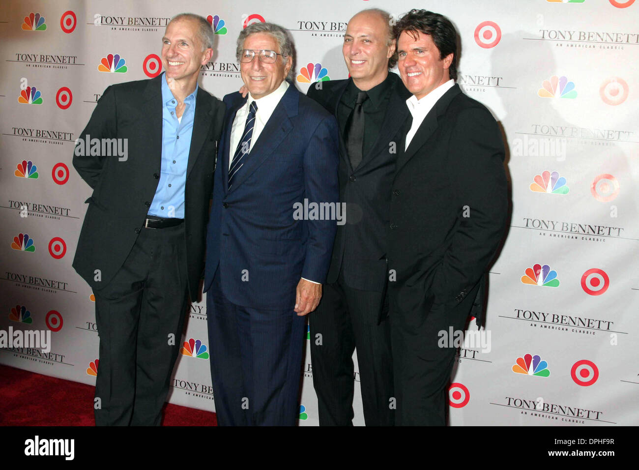 16 novembre 2006 - New York, New York, États-Unis - K50773ML.TARGET PRÉSENTE ''TONY BENNETT : AN AMERICAN CLASSIC'' PREMIÈRE MONDIALE ZIEGFELD THEATRE , NEW YORK New York 11-15-2006. - 2006.RON DELUCA, Tony Bennett et ROB MARSHALL(Image Crédit : © Mitchell Levy/Photos/ZUMAPRESS.com) Globe Banque D'Images