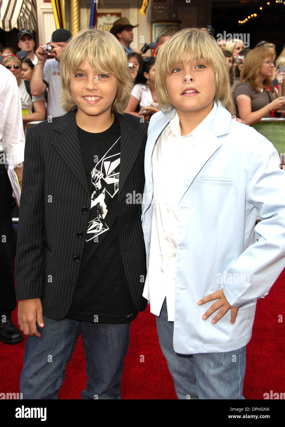 24 juin 2006 - Hollywood, Californie, États-Unis - ANAHEIM, CA 24 JUIN 2006 (SSI) - -.Acteurs et frères, Cole Sprouse Dylan Sprouse et lors de la première du nouveau film de Walt Disney Pictures PIRATES DES CARAÏBES : DEAD MAN'S CHEST, tenue à Disneyland, le 24 juin 2006, à Anaheim, en Californie. s.K48436MG. - Crédit photos(Image : © Michael Germana/Globe Photos/ZUMAPRESS.c Banque D'Images