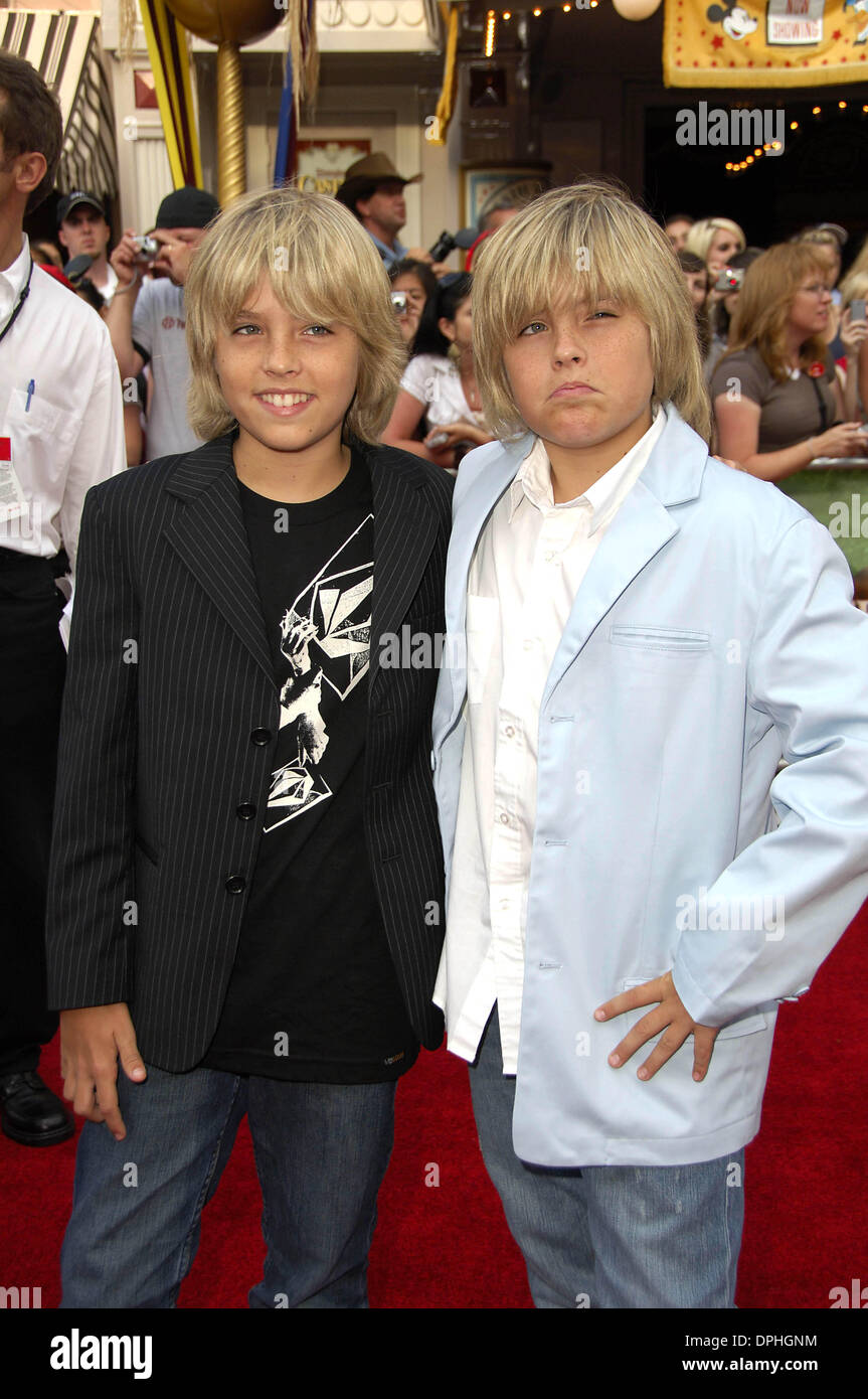 24 juin 2006 - Hollywood, Californie, États-Unis - ANAHEIM, CA 24 JUIN 2006 (SSI) - -.Acteurs et frères, Cole Sprouse Dylan Sprouse et lors de la première du nouveau film de Walt Disney Pictures PIRATES DES CARAÏBES : DEAD MAN'S CHEST, tenue à Disneyland, le 24 juin 2006, à Anaheim, en Californie. s.K48436MG. - Crédit photos(Image : © Michael Germana/Globe Photos/ZUMAPRESS.c Banque D'Images
