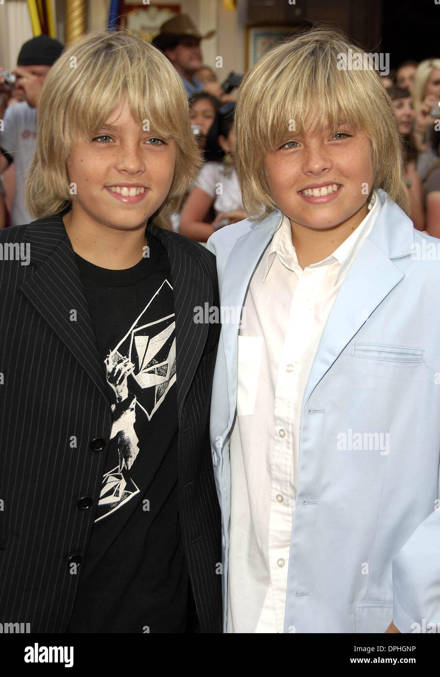 24 juin 2006 - Hollywood, Californie, États-Unis - ANAHEIM, CA 24 JUIN 2006 (SSI) - -.Acteurs et frères, Cole Sprouse Dylan Sprouse et lors de la première du nouveau film de Walt Disney Pictures PIRATES DES CARAÏBES : DEAD MAN'S CHEST, tenue à Disneyland, le 24 juin 2006, à Anaheim, en Californie. s.K48436MG. - Crédit photos(Image : © Michael Germana/Globe Photos/ZUMAPRESS.c Banque D'Images