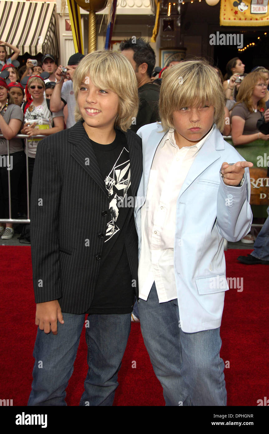 24 juin 2006 - Hollywood, Californie, États-Unis - ANAHEIM, CA 24 JUIN 2006 (SSI) - -.Acteurs et frères, Cole Sprouse Dylan Sprouse et lors de la première du nouveau film de Walt Disney Pictures PIRATES DES CARAÏBES : DEAD MAN'S CHEST, tenue à Disneyland, le 24 juin 2006, à Anaheim, en Californie. s.K48436MG. - Crédit photos(Image : © Michael Germana/Globe Photos/ZUMAPRESS.c Banque D'Images