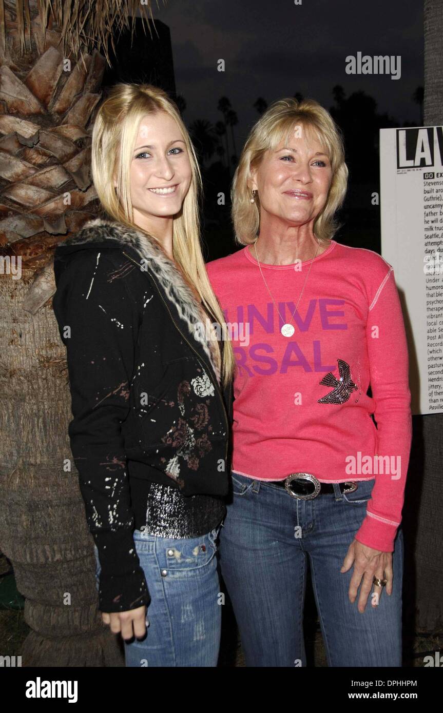 14 septembre 2006 - Hollywood, Californie, États-Unis - Gabrielle Stone et Dee Wallace au cours de la première du film DATE D'EXPIRATION, qui a eu lieu au Hollywood Forever Cemetery, le 14 septembre 2006, à Los Angeles.. - K49858MGE.(Image Crédit : © Michael Germana/Globe Photos/ZUMAPRESS.com) Banque D'Images