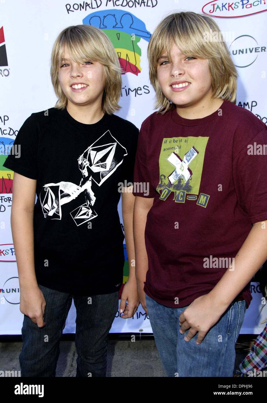 22 octobre 2006 - Hollywood, Californie, États-Unis - Cole Sprouse et son frère Dylan Sprouse durant la 14e Conférence annuelle de la famille de Ronald McDonald Holloween Camp Carnival, tenue à Universal Studios Backlot, le 22 octobre 2006, à Los Angeles.. Superstar / Images - K50369MGE(Credit Image : © Michael Germana/Globe Photos/ZUMAPRESS.com) Banque D'Images
