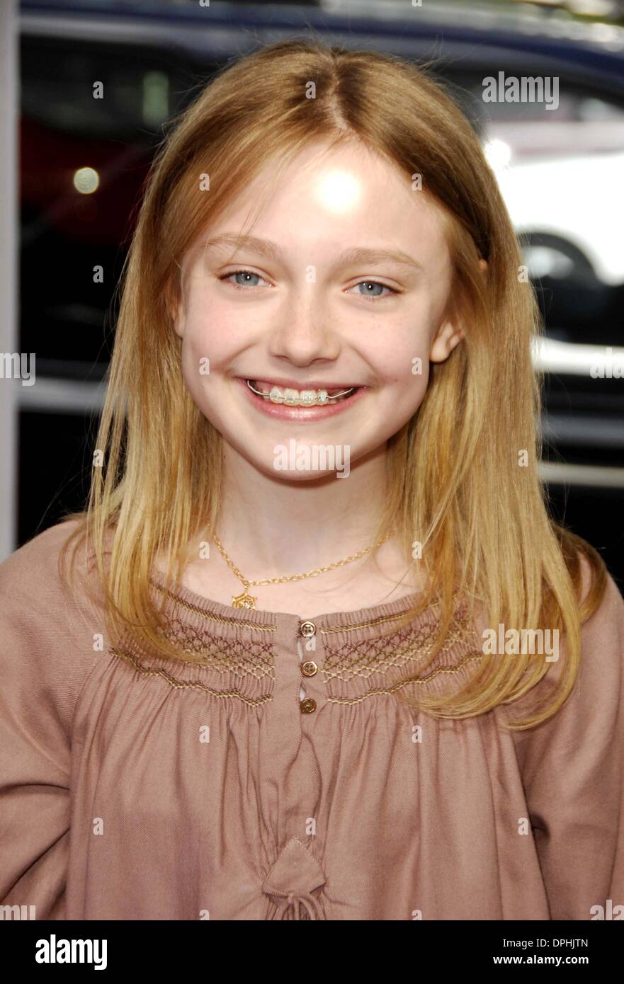 10 décembre 2006 - Hollywood, Californie, États-Unis - K51060WEB MGE.CHARLOTTE PREMIÈRE AU THÉÂTRE ARCLIGHT HOLLYWOOD,CA 12-10-2006. - 2006.Dakota Fanning(Image Crédit : © Michael Germana/Globe Photos/ZUMAPRESS.com) Banque D'Images