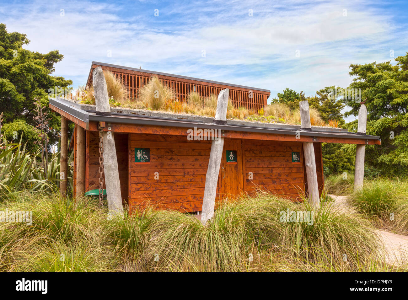 Bloc sanitaire avec toit végétal, Auckland Botanic Gardens. Le toit végétal absorbe l'eau de pluie, tout... Banque D'Images