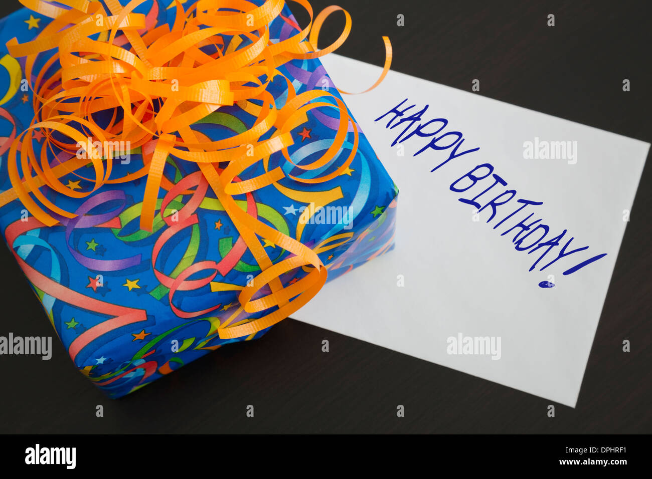 Présent avec carte d'anniversaire sur fond noir Banque D'Images