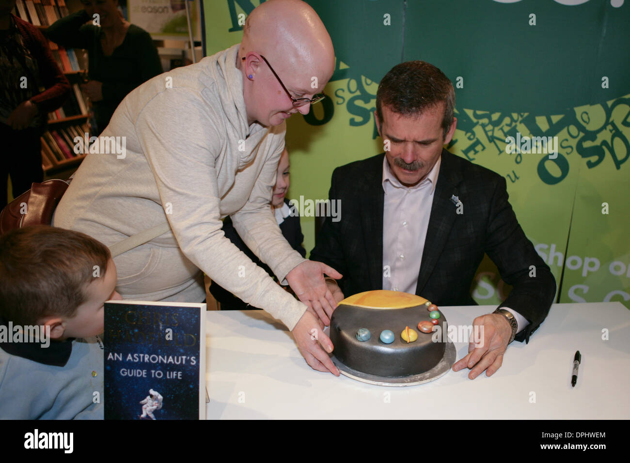 Belfast En Irlande Du Nord Royaume Uni 14th Jan 14 L Astronaute Canadien Chris Hadfield Capc Etant Presente Avec Un Systeme Solaire Gateau Fait Par Sarah Campbell Le Capf Chris Hadfield Est A Belfast