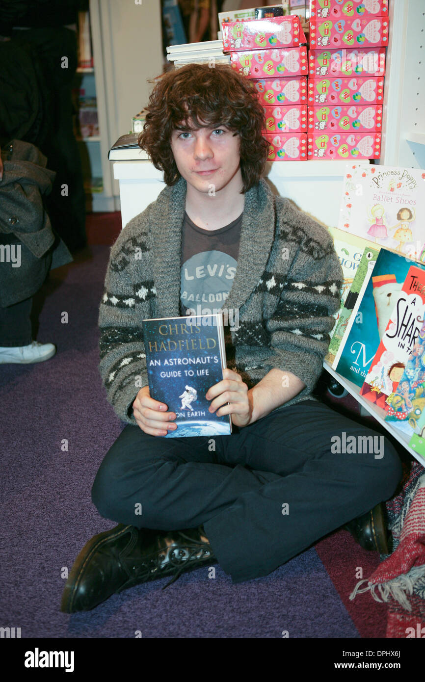 Belfast, en Irlande du Nord, Royaume-Uni. 14Th Jan, 2014. David Hughes étudiant qui étudie l'astronomie à l'Université Queens Belfast est à motifs de librairie une copie signée de l'astronaute canadien Chris Hadfield, Capc livre ; "Un guide des astronautes à la vie sur terre' Credit : Bonzo/Alamy Live News Banque D'Images