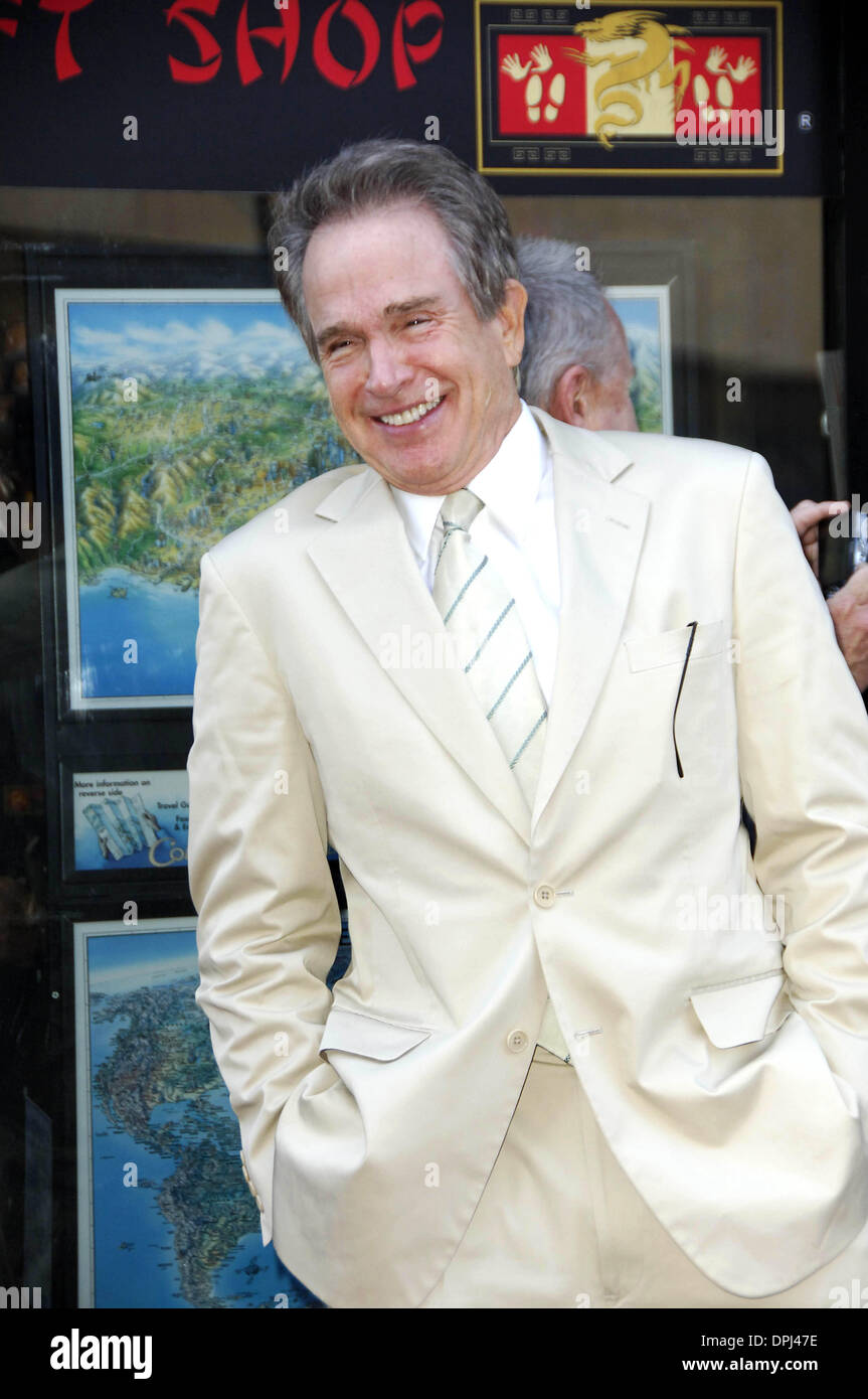 Le 10 novembre 2006 - Hollywood, Californie, États-Unis - LOS ANGELES, CA le 10 novembre 2006 .l'Acteur Warren Beatty lors d'une cérémonie rendant hommage à son épouse Annette Bening avec une étoile sur le Hollywood Walk of Fame, le 10 novembre 2006, à Los Angeles. - K50791MGE(Credit Image : © Michael Germana/Globe Photos/ZUMAPRESS.com) Banque D'Images