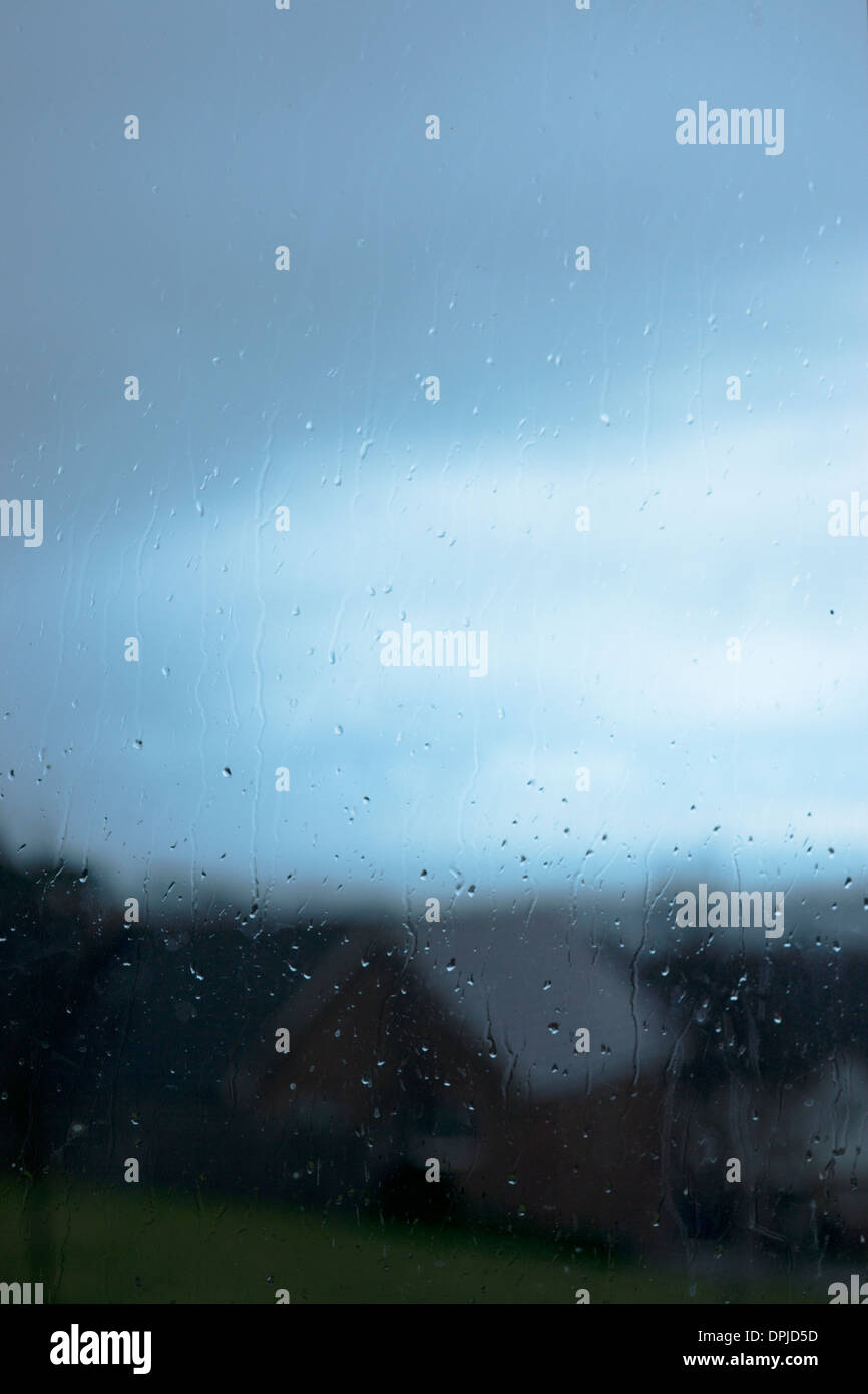 Lumière sombre nuages de tempête de pluie de l'eau maisons sun Banque D'Images