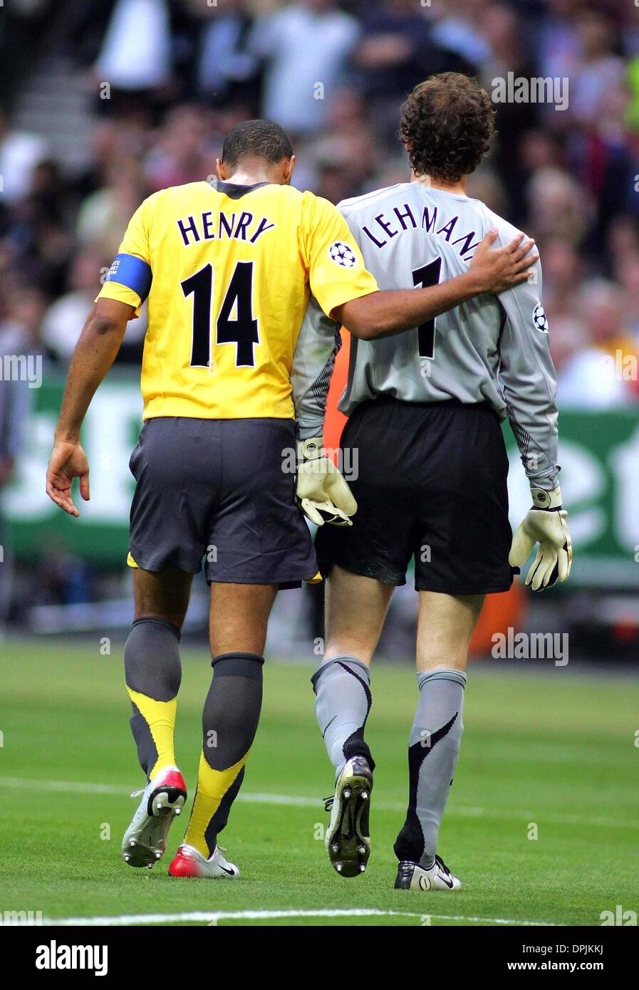 17 mai 2006 - Stade de France, PARIS, FRANCE - Thierry Henry & Jens Lehmann.2006 CHAMPIONS LEAGUE-BARCELONE VS. .ARSENAL PARIS FRANCE 05-17-2006. MICHAEL MAYHEW- - 2006.K47922.(Image Crédit : © Globe Photos/ZUMAPRESS.com) Banque D'Images