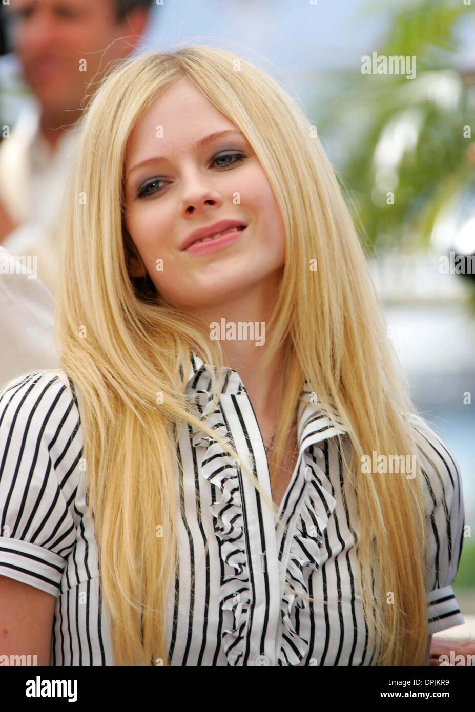 21 mai 2006 - Palais De Festival, CANNES, FRANCE - Avril LAVIGNE.ASSISTE À UNE SÉANCE DE PHOTOS POUR LE PAR-DESSUS LA HAIE À CANNES 05-21-2006. DAVID GADD- - 2006.K48043.(Image Crédit : © Globe Photos/ZUMAPRESS.com) Banque D'Images