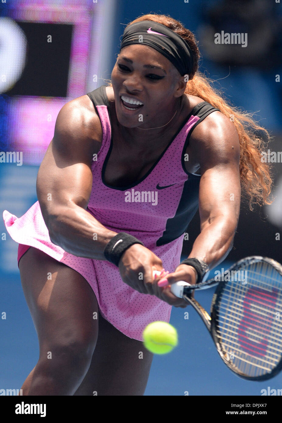 Melbourne, Australie. 15 Jan, 2014. Serena Williams, de l'hits un retour au cours de ses dames en deuxième tour contre Vesna Dolonc de la Serbie à l'Open de tennis d'Australie 2014 à Melbourne, Australie, le 15 janvier 2014. Serena Williams a gagné 2-0. Jundong Crédit : Li/Xinhua/Alamy Live News Banque D'Images