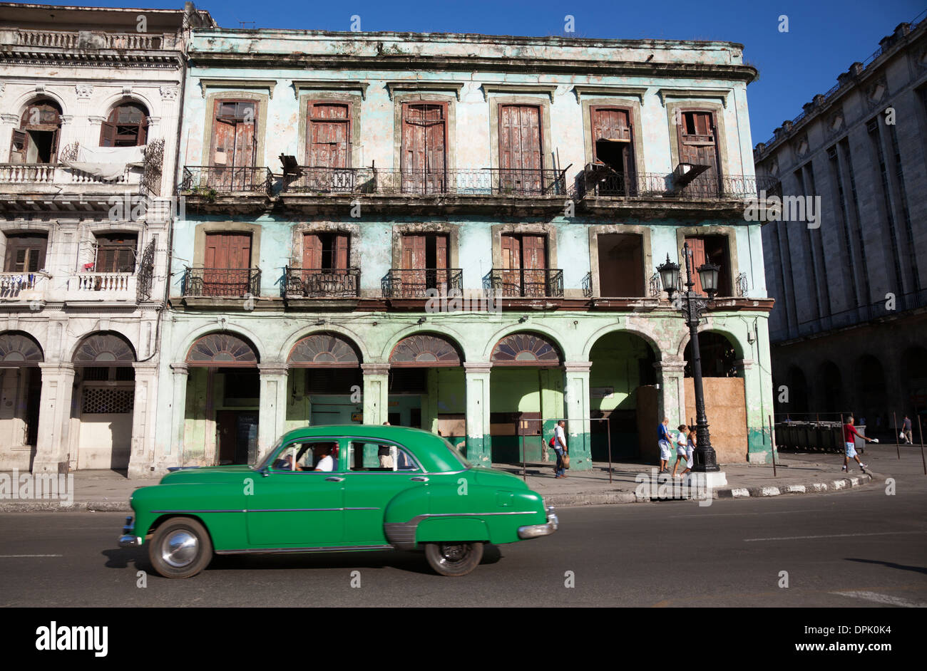 American Vintage véhicules passent période coloniale bâtiments dans La Havane, Cuba street Banque D'Images