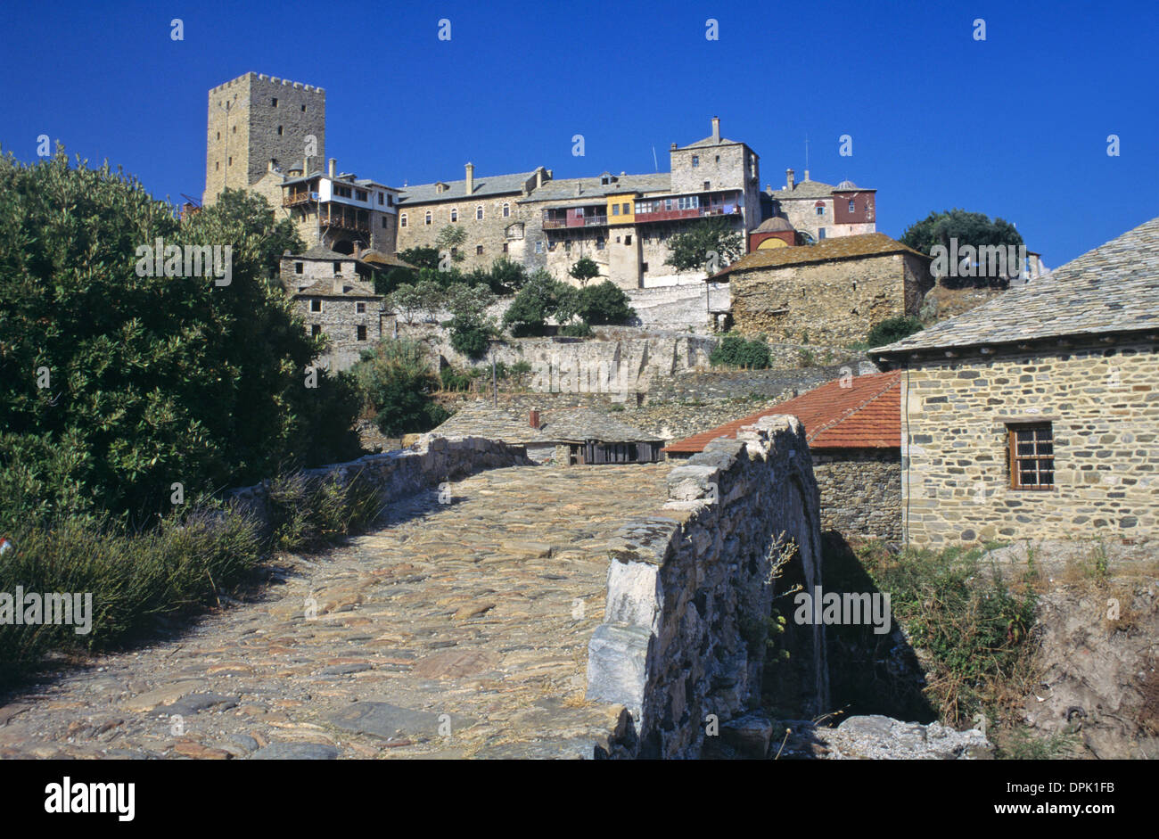Monastère Monastère Pantokratoros ou Pantocrator et retour, le rorqual à bosse bosse bosse ou pont, pont de pierre Le Mont Athos en Grèce Banque D'Images