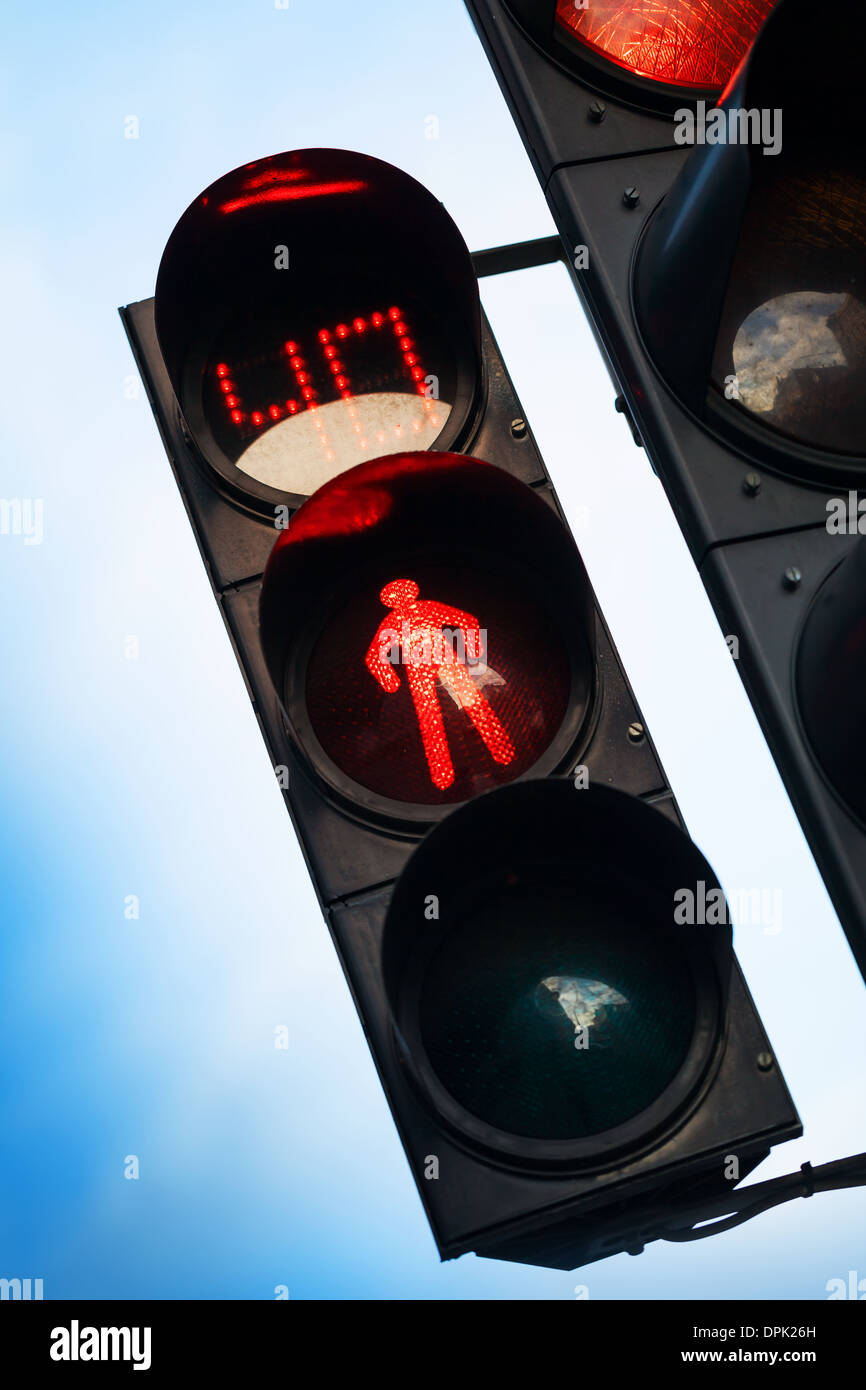 Signal d'arrêt rouge avec minuterie sur feu de circulation piétonne Rue Banque D'Images