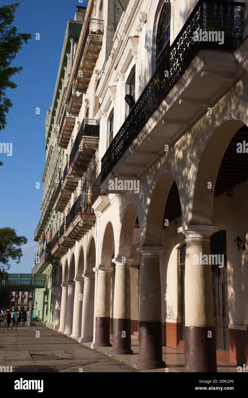 Les bâtiments de la vieille ville de La Havane (La Habana Vieja) construit en style néo-classique et baroque. Beaucoup sont tombés en ruine et à la ruine. Banque D'Images
