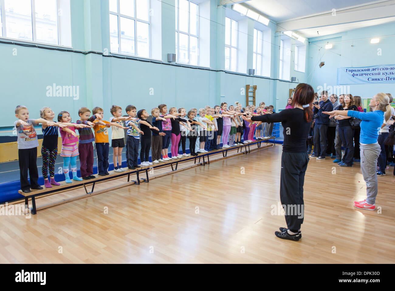 École de sport russe pour enfants, gymnastique. Ouvrir la leçon pour les parents Banque D'Images