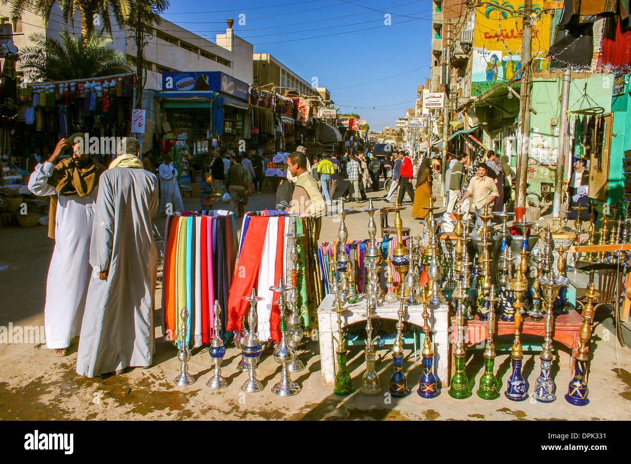 Rue piétonne le long du marché à Assouan, Egypte. Banque D'Images